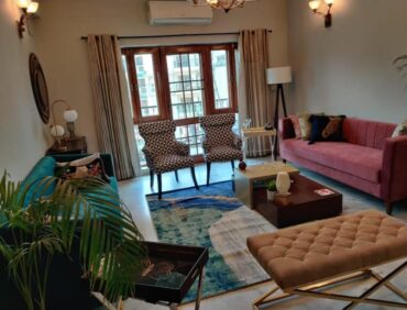 The Art of Balance: Combining Modern and Traditional Home Decor
